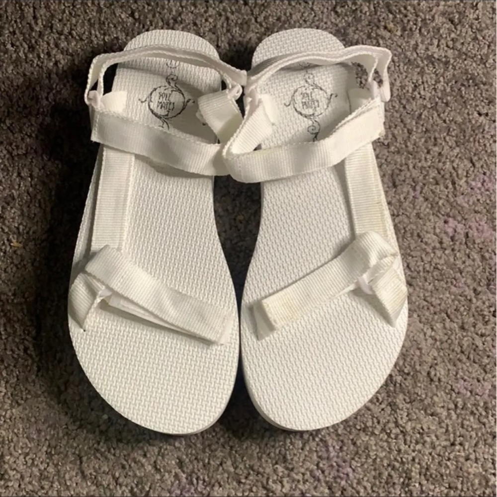 Platform white slides.